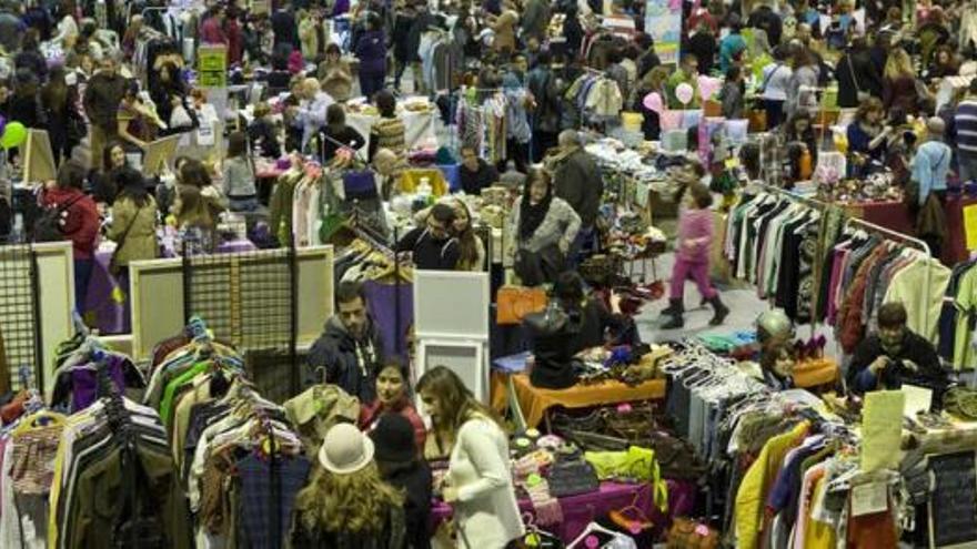 Los puestos de venta del &quot;Mercazoco&quot; celebrado ayer en la Feria de Muestras.