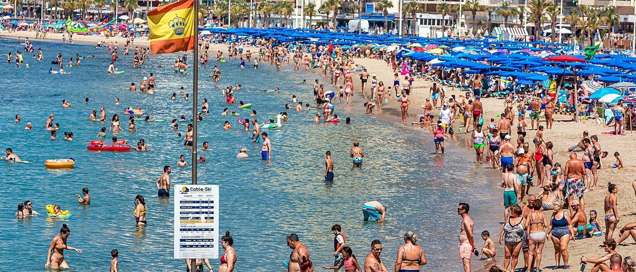 Imagen que presentaba ayer la playa de Levante de Benidorm a media mañana.  | DAVID REVENGA