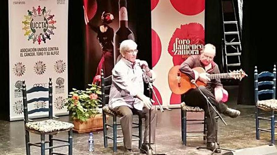 Aficionados al flamenco aportan solidaridad a la celebración