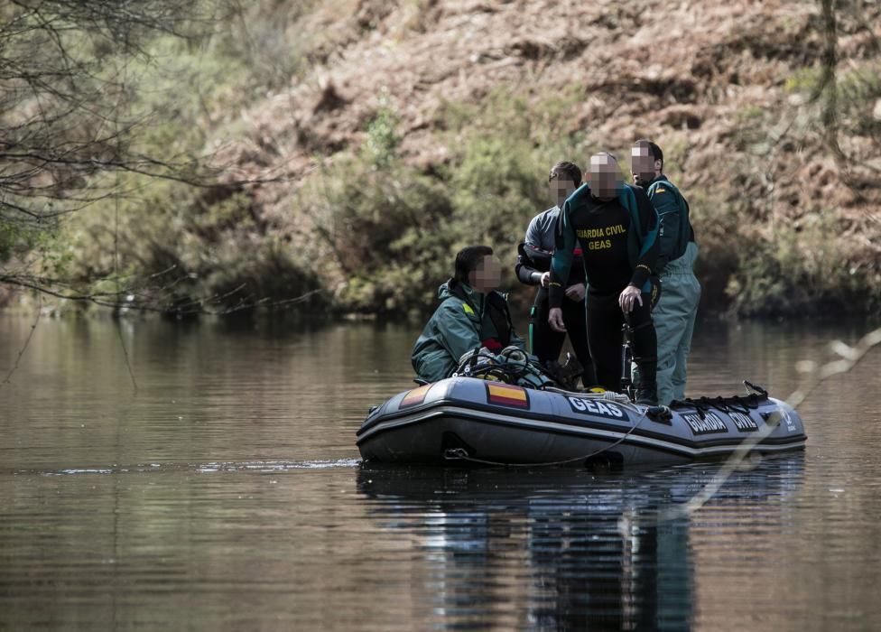 Los agentes siguen buscando en el pantano pruebas del asesinato de Paz Fernández