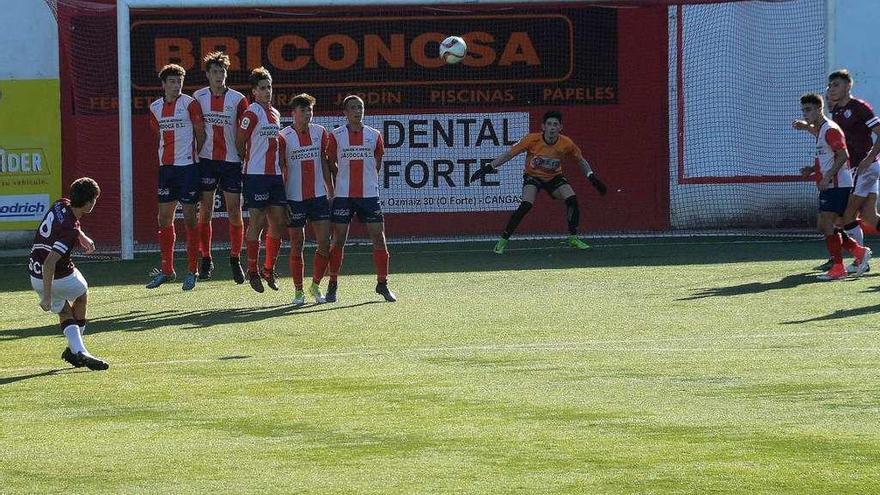 Una acción del último encuentro en casa del Alondras, frente al Compostela. // Gonzalo Núñez