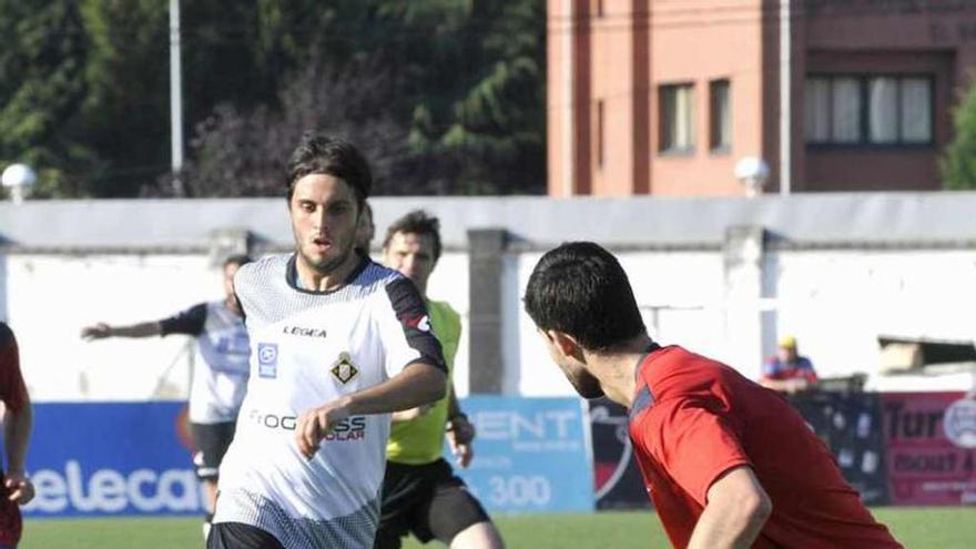 David González controla el balón en el choque ante el Astur.