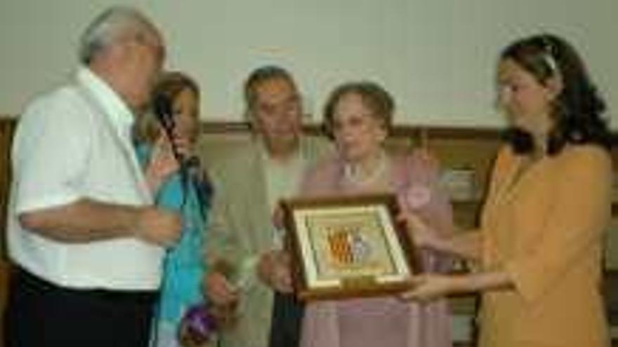 Jubilados y exalumnos dan un sentido homenaje póstumo a José Nieto como Hijo Adoptivo