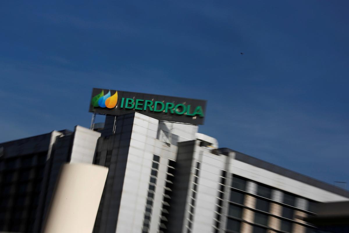 FILE PHOTO: The logo of Spanish power company Iberdrola is seen on top of Iberdrola’s main office building in Madrid October 6, 2014. REUTERS/Susana Vera/File Photo