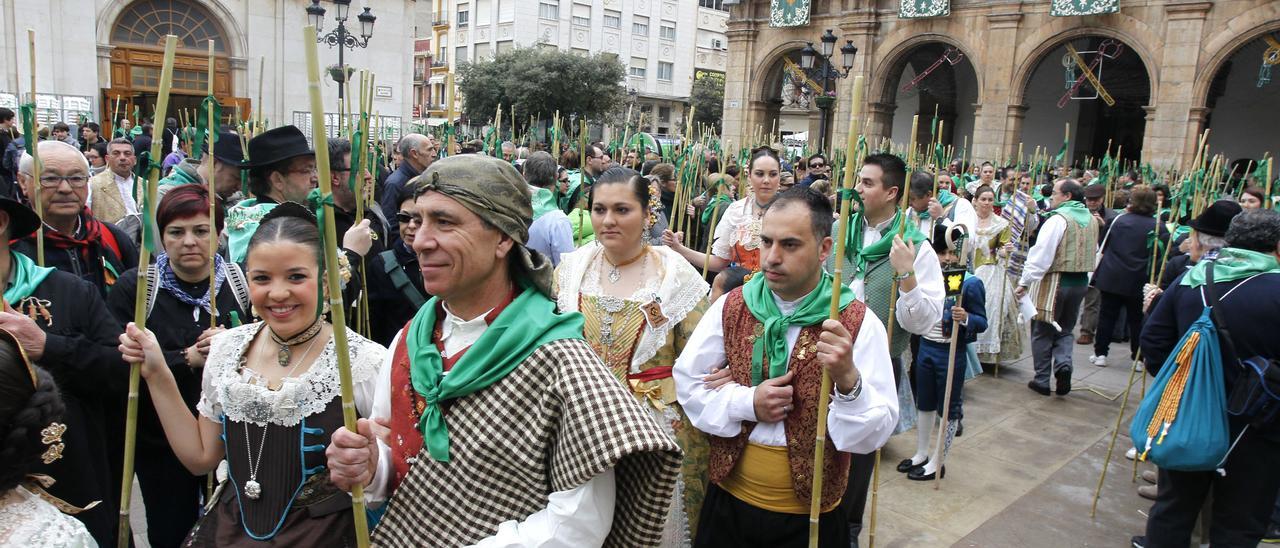 Imagen de archivo de la Romeria de les Canyes a su salida desde la plaza Mayor.