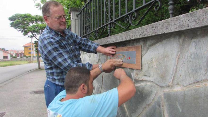 Ramón Marcos Martínez y Fernando Abad colocan las placas.