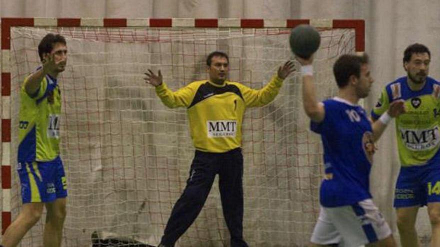 Un rival pasa el balón ante Fernando, Alberto Miranda y Andrés Alonso, el núcleo de la defensa del MMT Seguros.