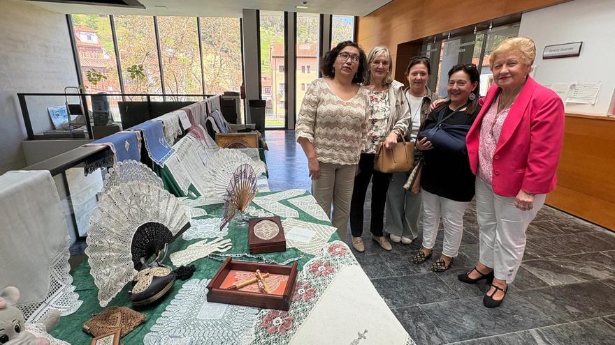 El encaje de bolillos conquista al concejo de Salas: “Aporta vida social y despejar la mente”