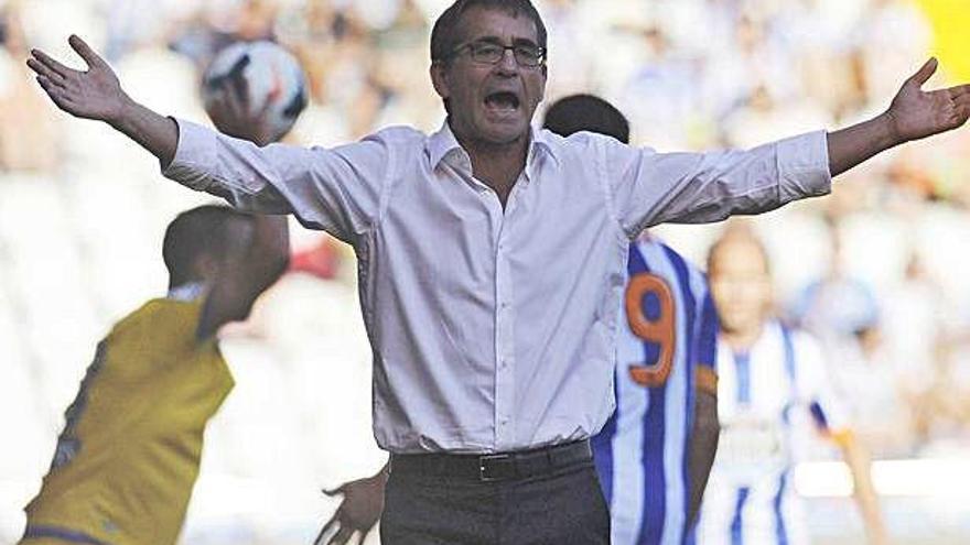 Fernando Vázquez, durante el partido contra el Alcorcón en Riazor en la temporada 13-14.