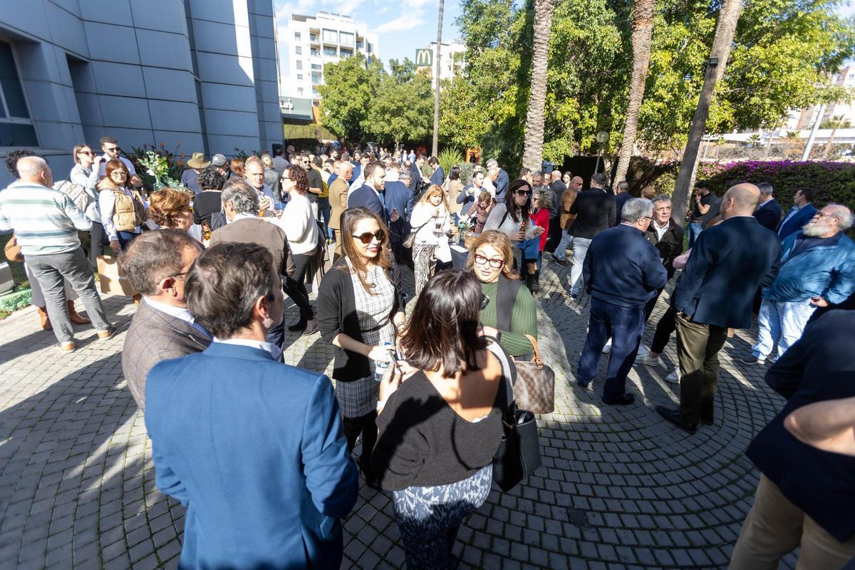 La ceremonia concluía con una comida tipo cóctel en los jardines de INFORMACIÓN.