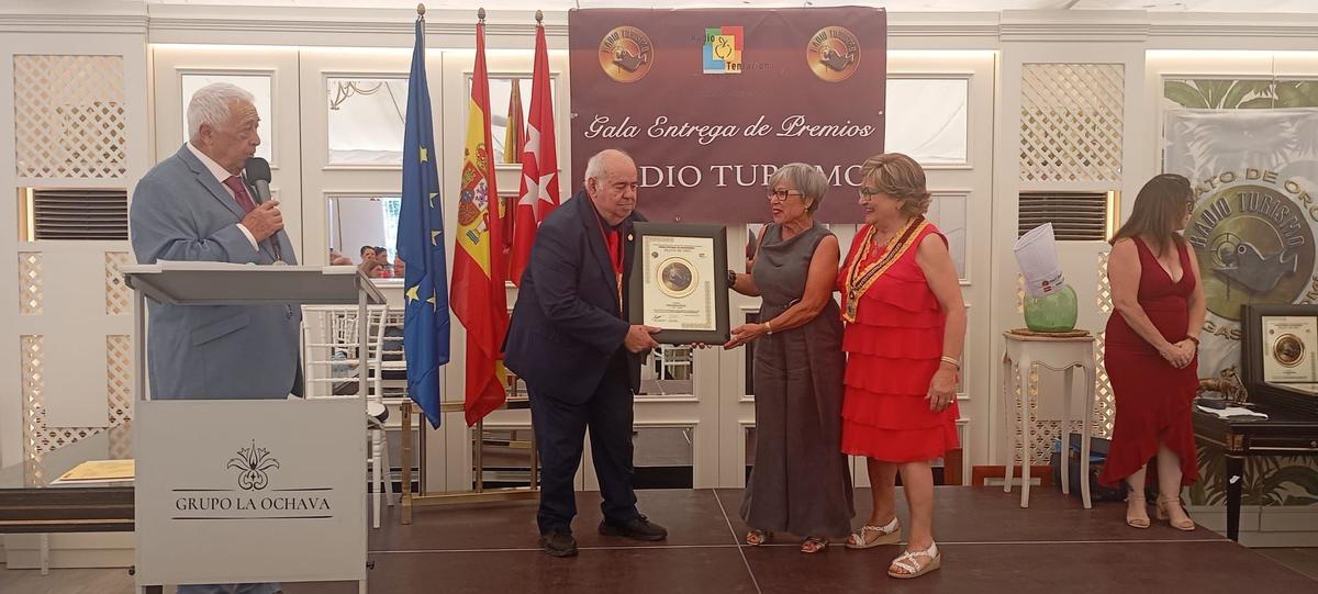 María Teresa González recibe el premio de "Plato de Oro" junto a Amada Álvarez, presidenta de las guisanderas.