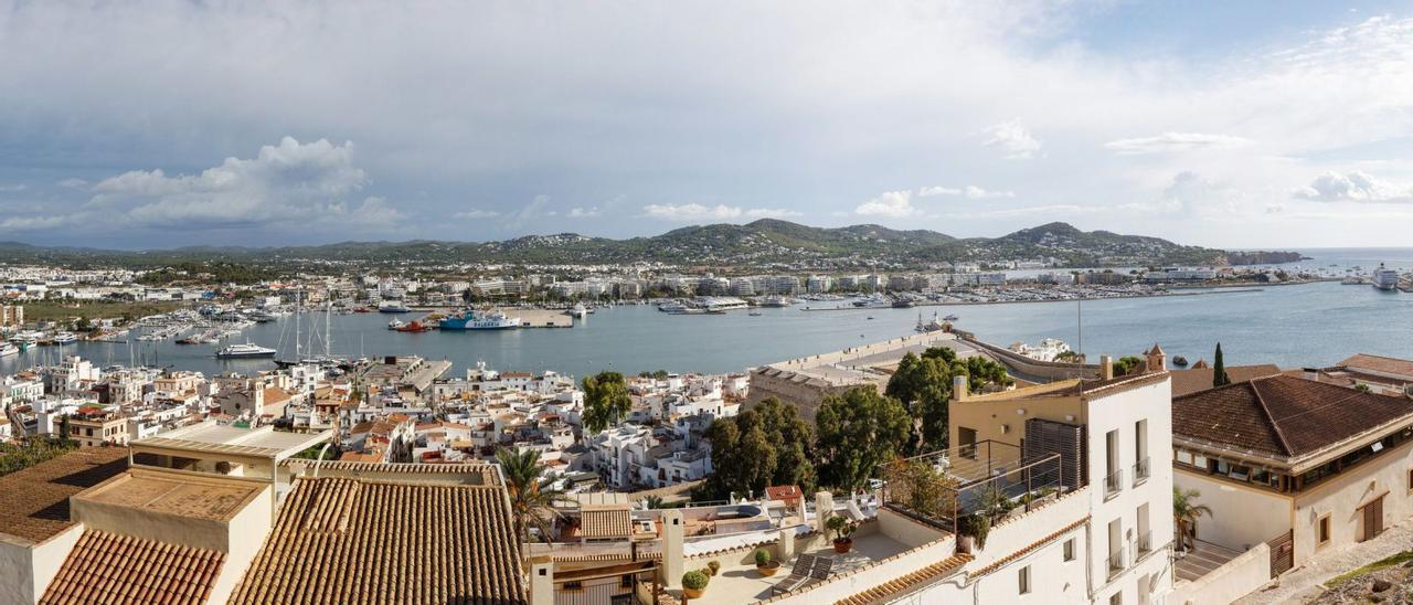 Vista panorámica del puerto de Eivissa desde la zona del Club Náutico Ibiza hasta el dique de es Botafoc.