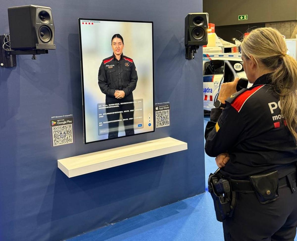 Mia, la asistente virtual, en el estand de Mossos