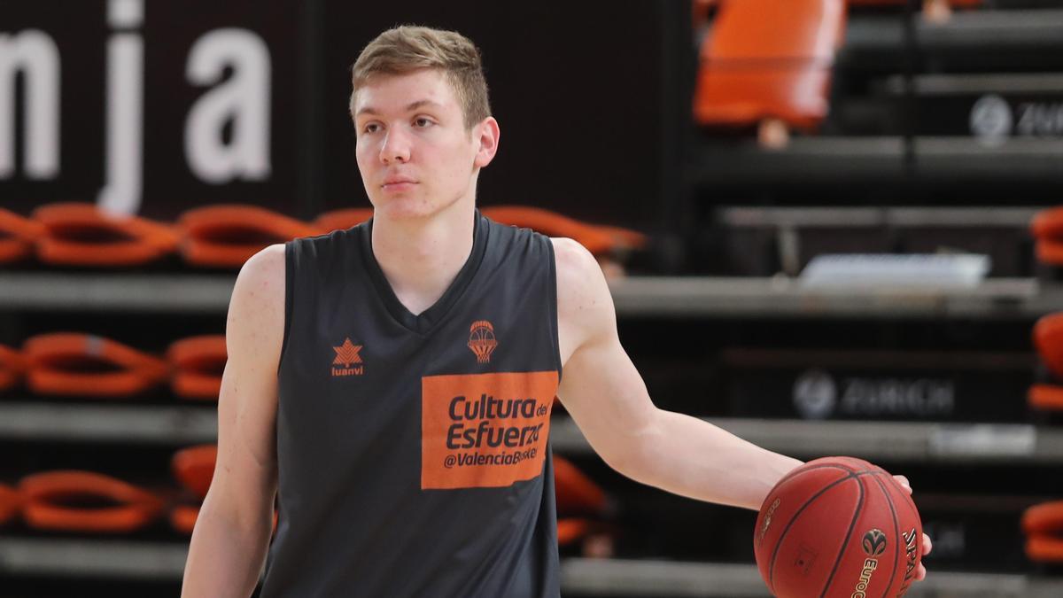 Tomas Pavelka, durante un entrenamiento con el Valencia Basket.