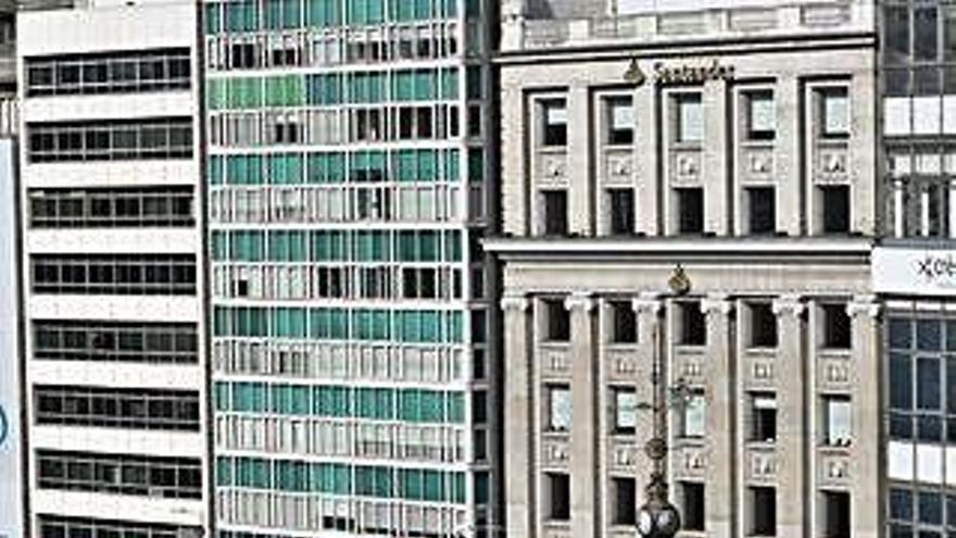 El edificio propiedad de Ortega, con el logo del Santander.