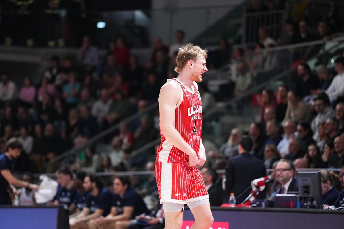 Sander Raieste, del UCAM Murcia, en el momento de su lesión.