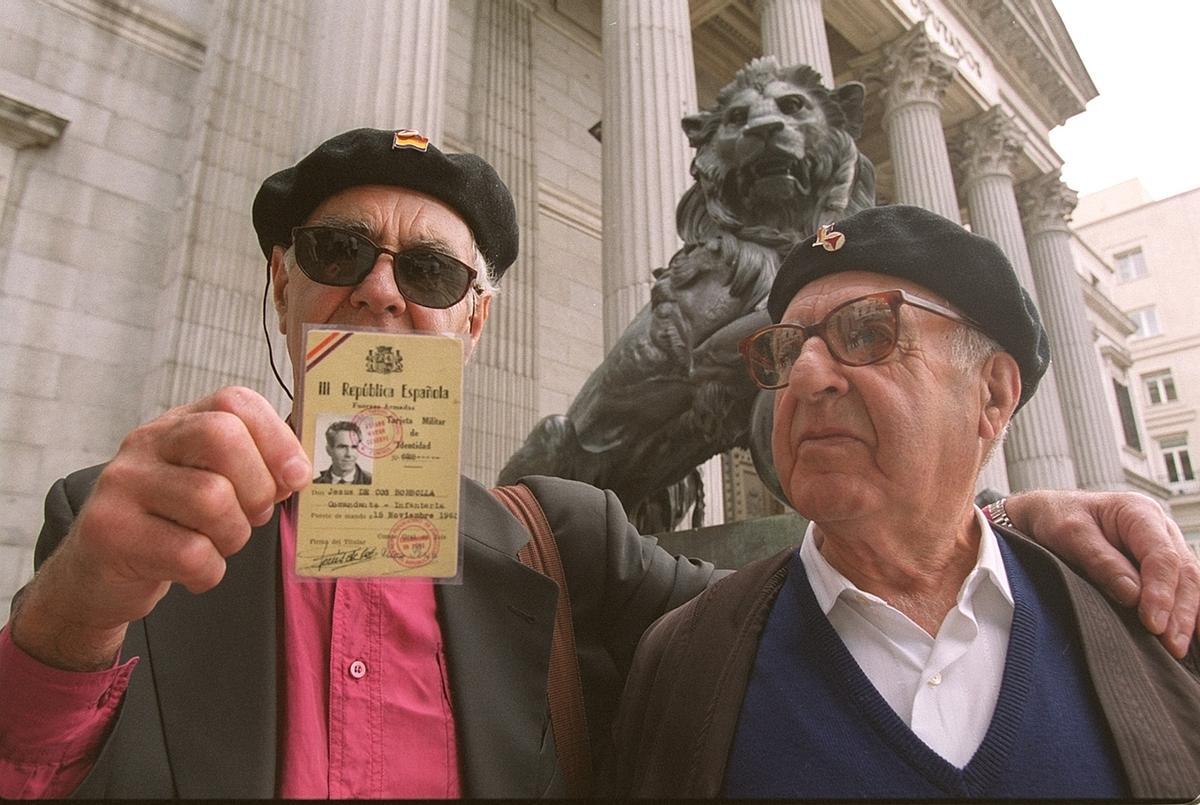 Dos veteranos del maquis delante del Congreso de los Diputados en 2012.