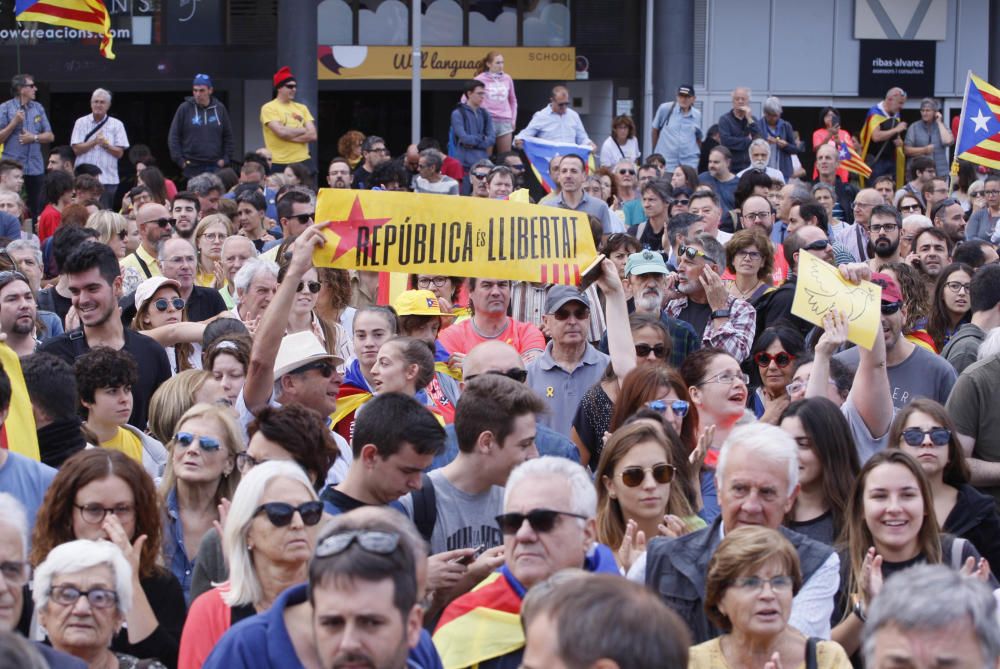 Concentració a la Plaça U d''octubre