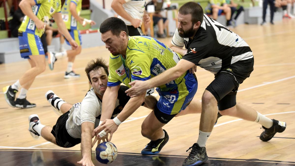 Illesca disputa el balón con dos rivales.