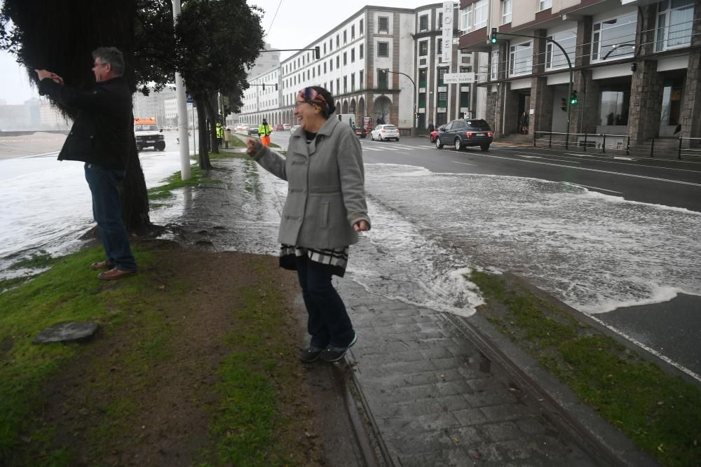 El oleaje ha alcanzado los siete metros de altura en una jornada de alerta naranja en todo el litoral gallego.