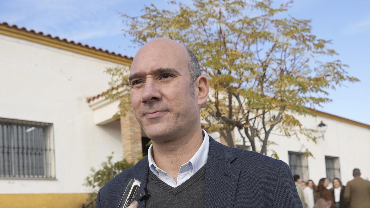 El portavoz del PP de Extremadura, José Ángel Sánchez Juliá, atiende a los medios