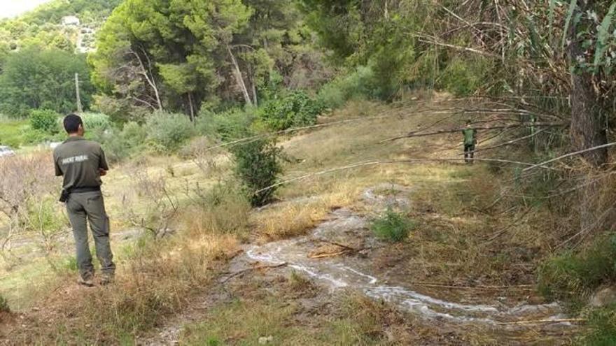 Agents Rurals inspeccionant la zona del trencament del col·lector