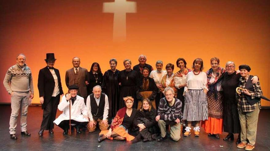 Arriba, foto de familia del grupo. A la izquierda, el director da directrices en uno de los ensayos.// FdV