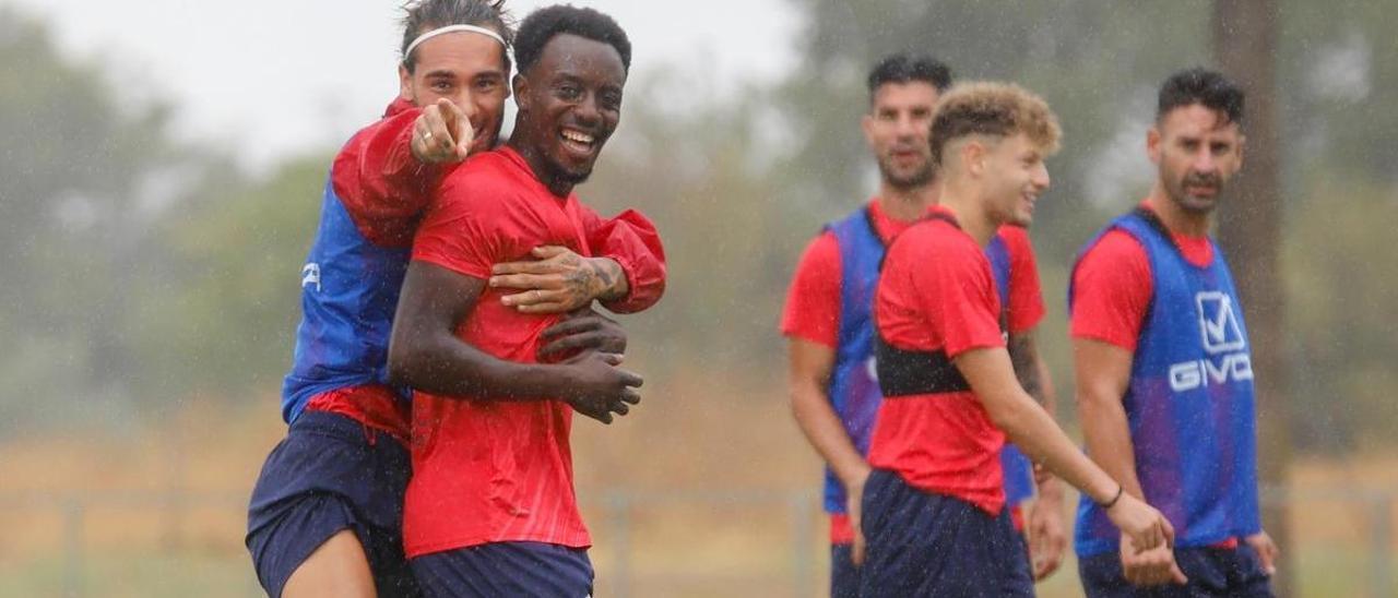 Diarra, junto a Gudelj, durante un entrenamiento del Córdoba CF en la Ciudad Deportiva, esta temporada.