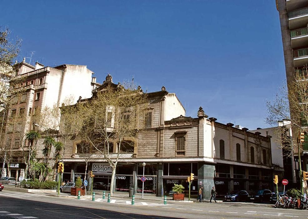 Can Bibiloni, hace dos años desapareció no sin un debate sobre su valor y la necesidad de protegerlo. Finalmente las máquinas arrasaron con el edificio de Gaspar Bennàzar y actualmente se construyen viviendas de lujo en este solar de la calle Aragó.