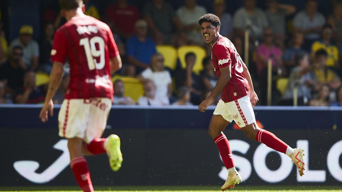 Saúl Coco celebra su gol de falta directa al Villarreal en La Cerámica.