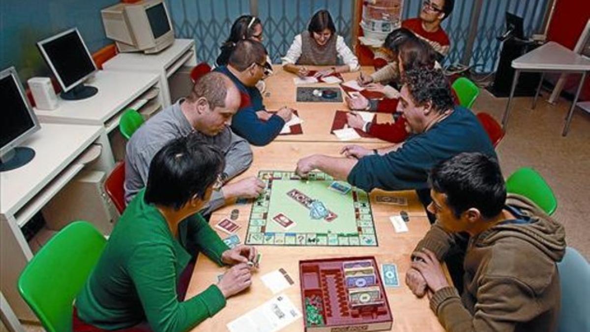 Sede del centro 8 Algunos socios comparten juegos de mesa en las instalaciones de la calle de la Torre.