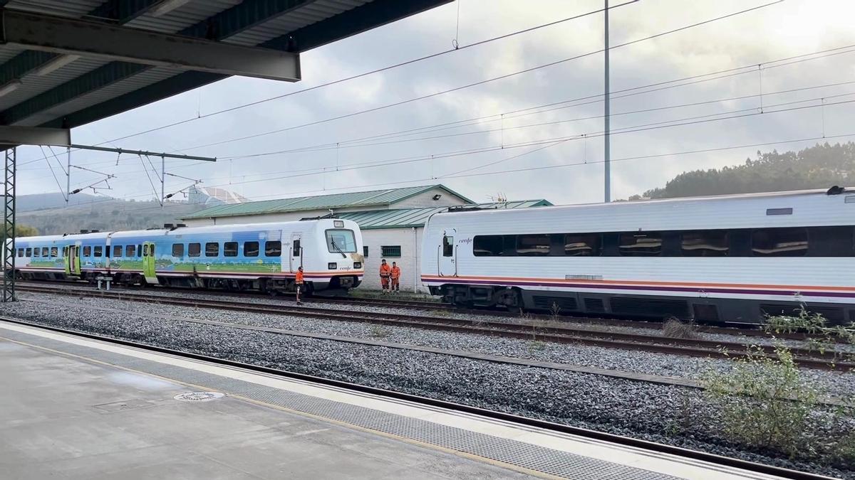 Retiran el tren incendiado en la estación intermodal de Santiago hace días