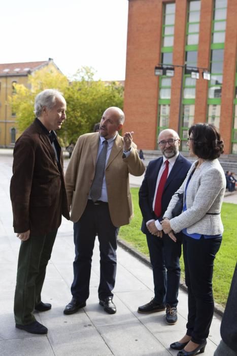 Richard Ford en un encuentro con estudiantes y profesores en la Facultad y Filosofía y Letras