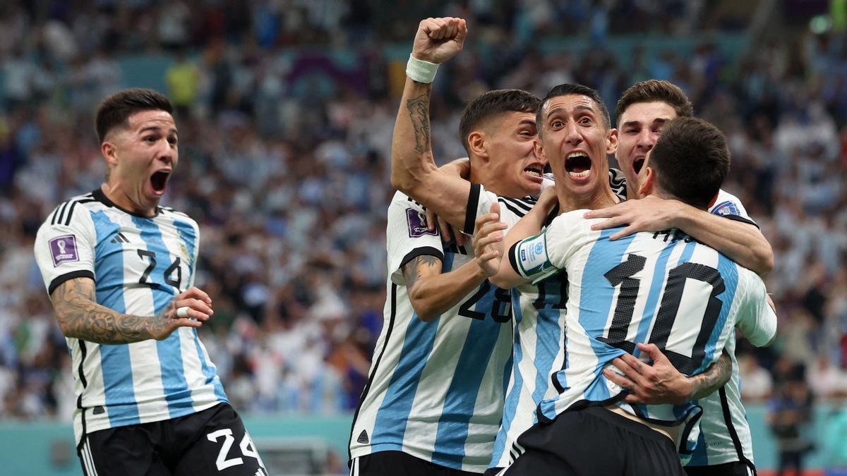 Los jugadores argentinos celebran el primer gol