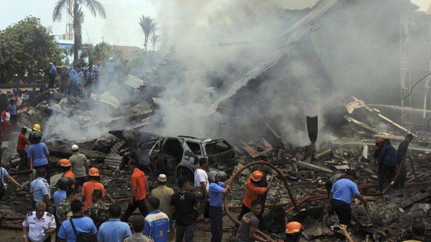 30 muertos al estrellarse un avión en Indonesia