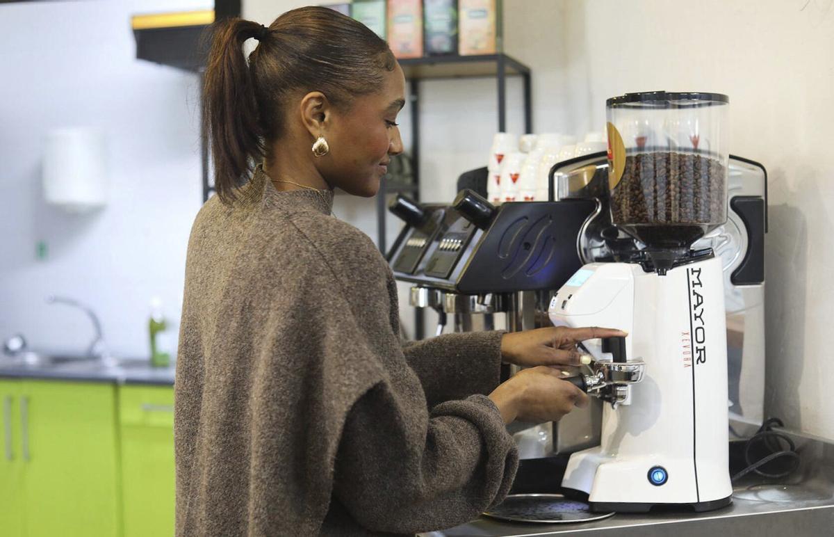 Una joven emprendedora toma las riendas del único bar en un pueblo de Zamora.