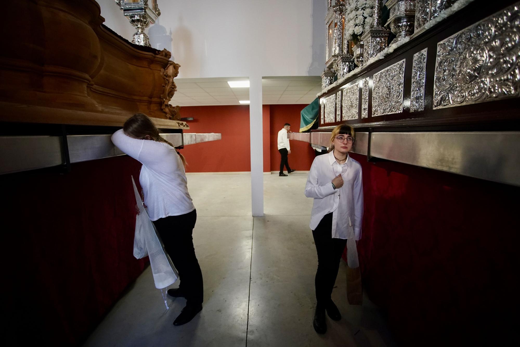 Imagen de tristeza en la casa hermandad de Mediadora, que no procesionará este Miércoles Santo.