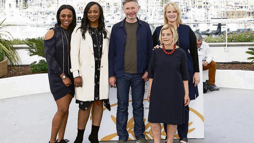 Parte del equipo del documental, ayer, en Cannes. // Reuters