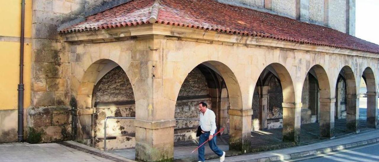 El pórtico de la iglesia de Noreña, ayer, con la esquina ya arreglada.