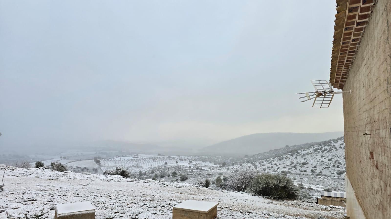 La espectacular nevada que ha teñido de blanco todo Inazares, en imágenes