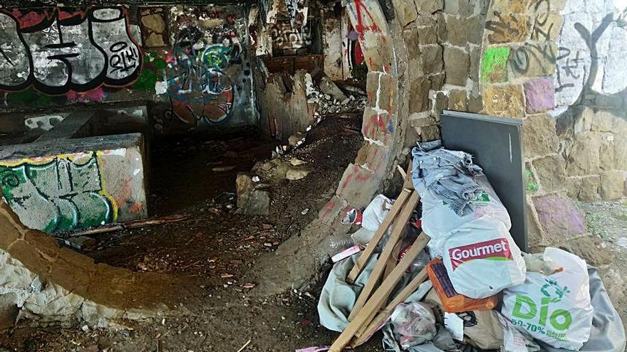 La basura y el abandono afean un lugar emblemático de Calp. | A. P. F.