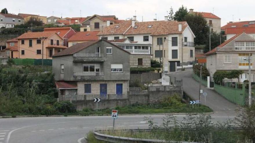 En primer término, la casa afectada por una sentencia de derribo, en la curva de A Pandiña.  // Santos Álvarez