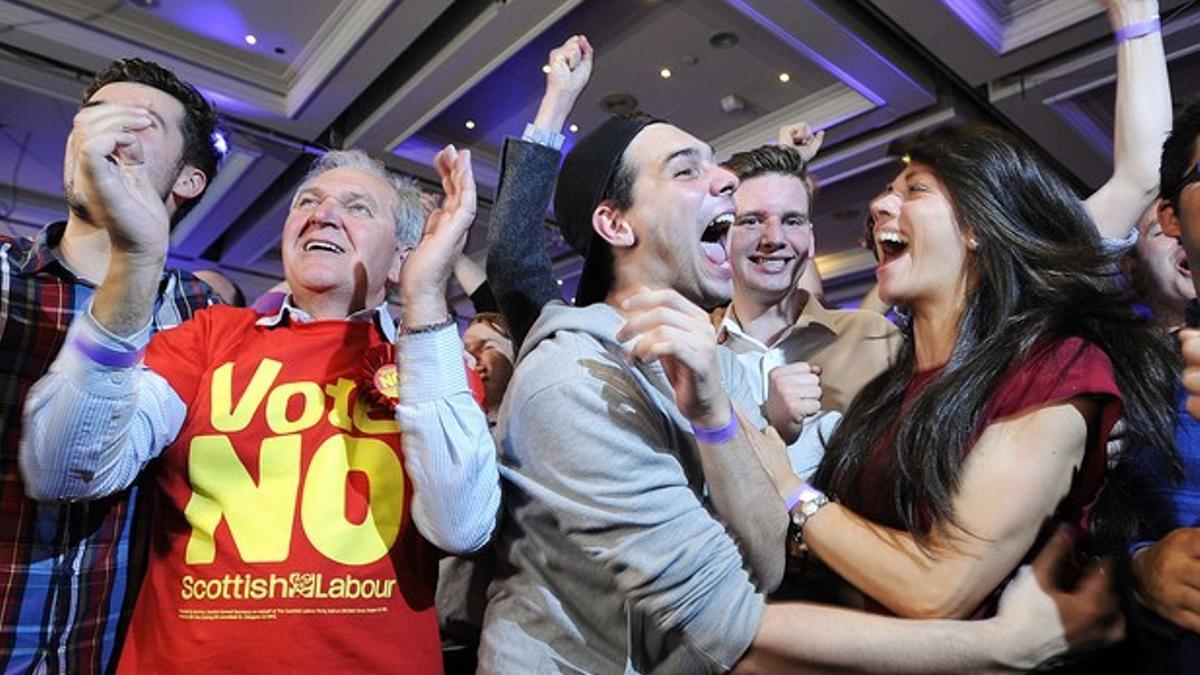 Unionistas celebran la victoria del 'no' a la independencia de Escocia.