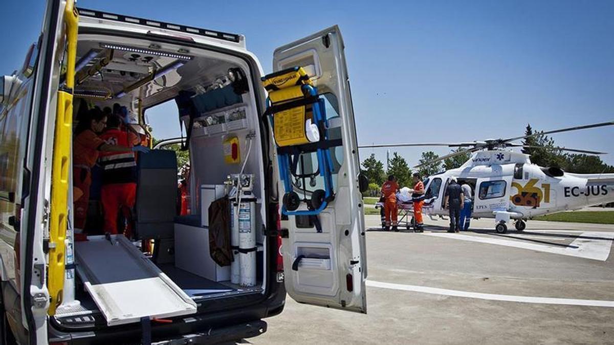 Archivo - Ambulancia y helicóptero del 061. (Foto de archivo).