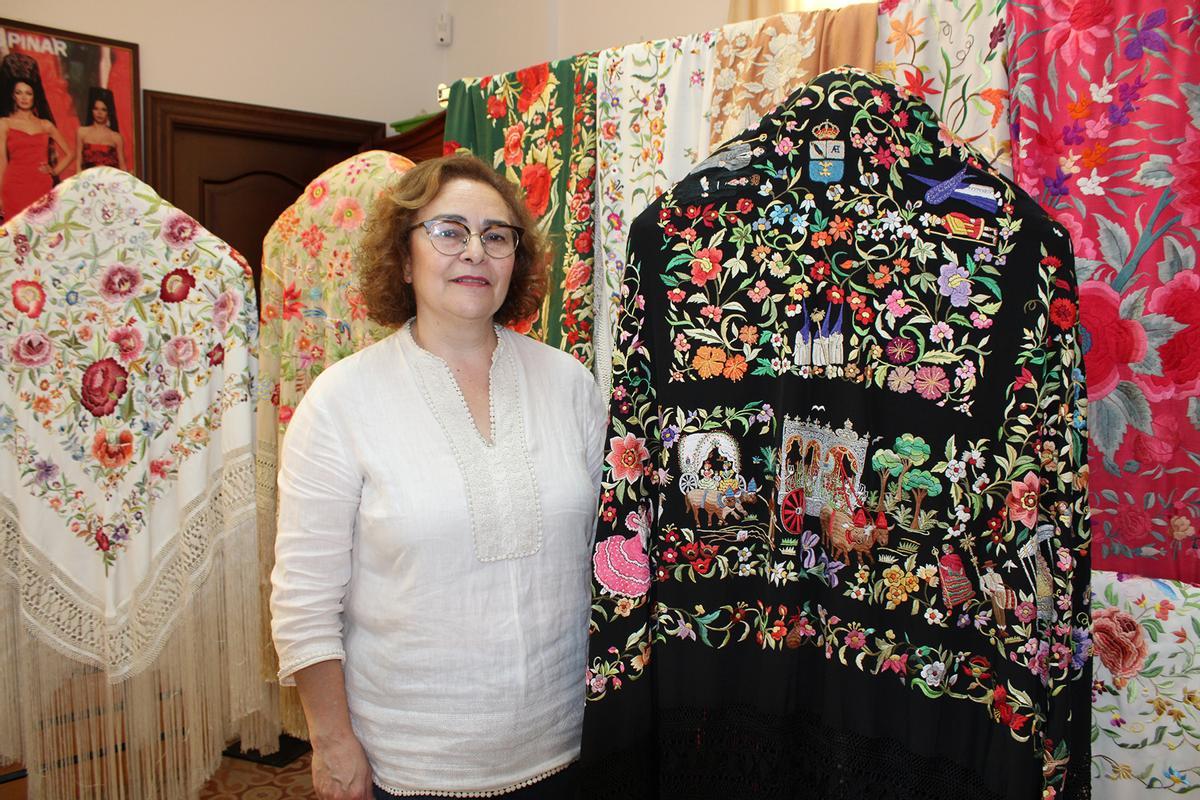 María José Sánchez Espinar, junto a una de sus obras.