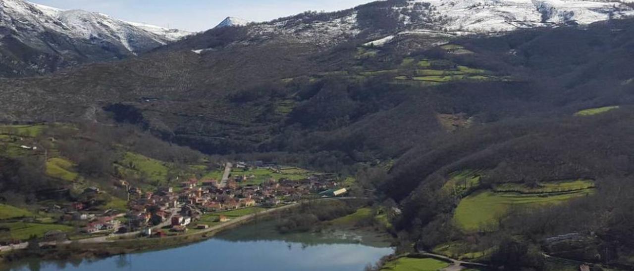 Bosques situados en las laderas de la localidad de Rioseco, en el concejo de Sobrescobio.