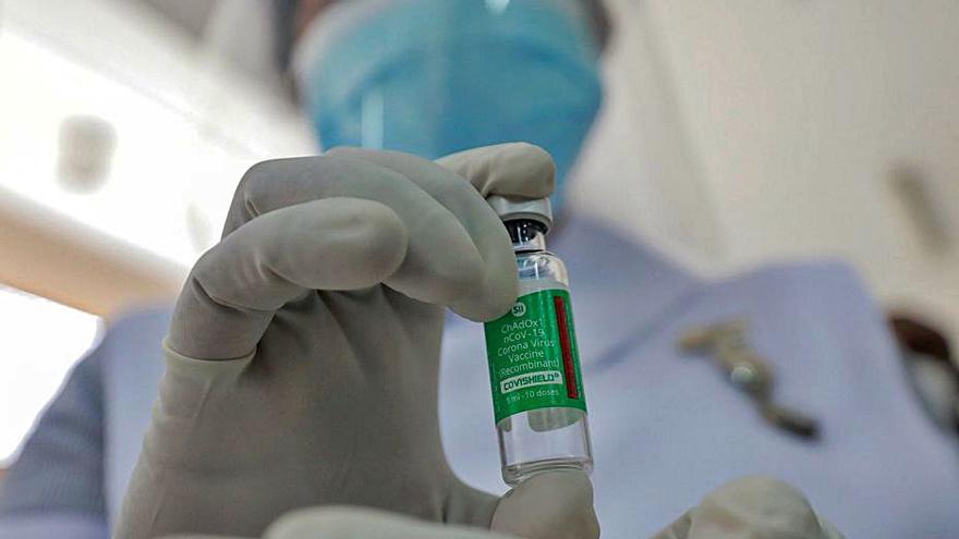 Un profesional sanitario muestra un vial de AstraZeneca. |   // REUTERS