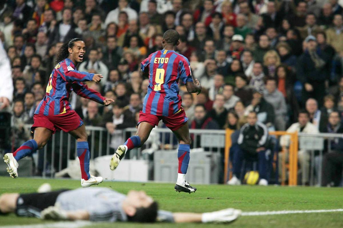 Ronaldinho, en plena celebración con Eto'o, con Casillas tendido en el suelo.