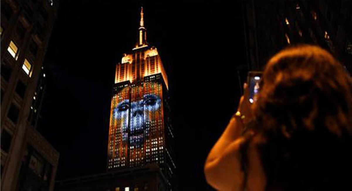 Una mujer inmortaliza la imagen del Empire State Building con su ’smartphone’. 