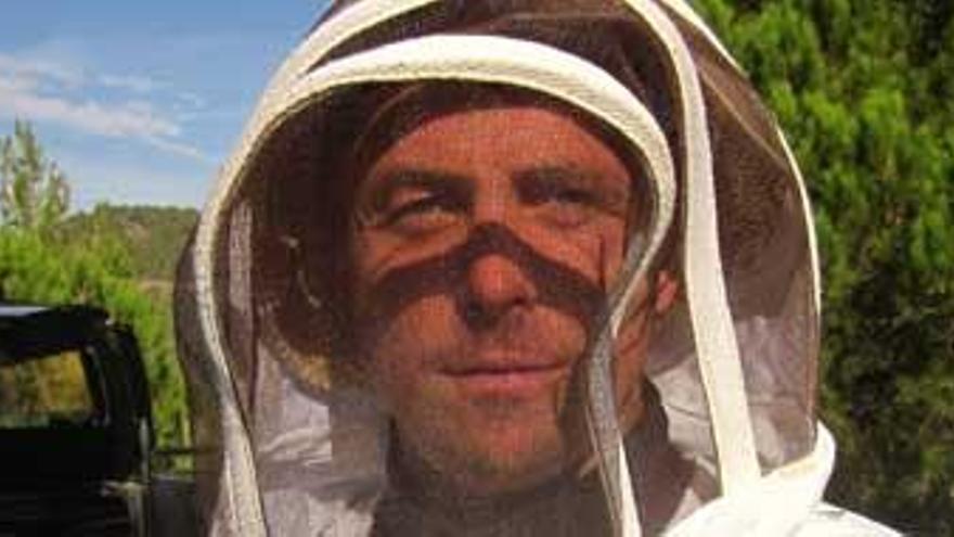 Thies, vestido de apicultor, en sa Talaia, donde tiene ocho colmenas.
